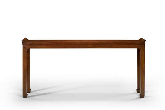 A VERY RARE HUANGHUALI FLUSH-SIDED CORNER-LEG TABLE - photo 2