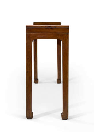 A VERY RARE HUANGHUALI FLUSH-SIDED CORNER-LEG TABLE - photo 4