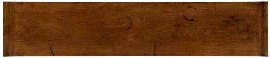 A VERY RARE HUANGHUALI FLUSH-SIDED CORNER-LEG TABLE - photo 7