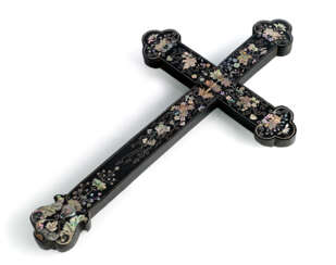 Christliches Kreuz aus Hartholz mit Perlmutteinlagen
