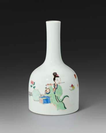 A RARE FAMILLE ROSE MALLET VASE - photo 1