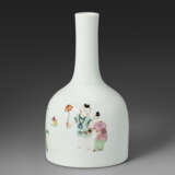 A RARE FAMILLE ROSE MALLET VASE - photo 2