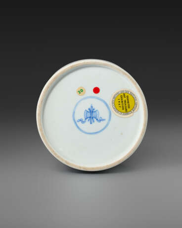 A RARE FAMILLE ROSE MALLET VASE - photo 4