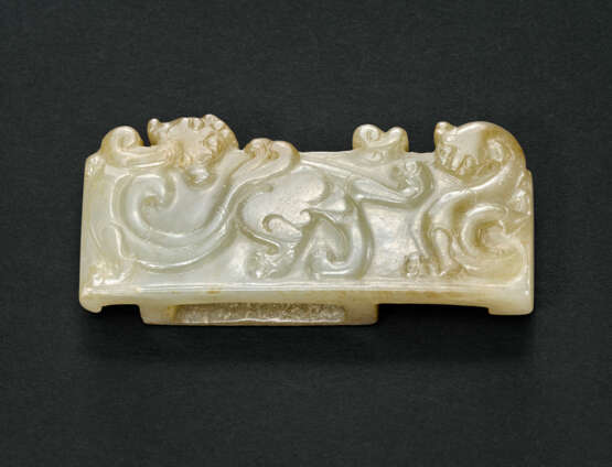 A RARE AND FINELY CARVED PALE GREYISH-WHITE AND BEIGE JADE SCABBARD SLIDE - photo 2