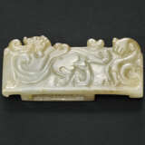 A RARE AND FINELY CARVED PALE GREYISH-WHITE AND BEIGE JADE SCABBARD SLIDE - photo 2