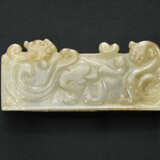 A RARE AND FINELY CARVED PALE GREYISH-WHITE AND BEIGE JADE SCABBARD SLIDE - photo 3