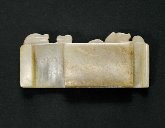 A RARE AND FINELY CARVED PALE GREYISH-WHITE AND BEIGE JADE SCABBARD SLIDE - photo 4
