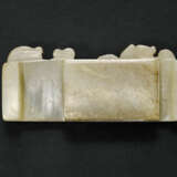 A RARE AND FINELY CARVED PALE GREYISH-WHITE AND BEIGE JADE SCABBARD SLIDE - photo 4