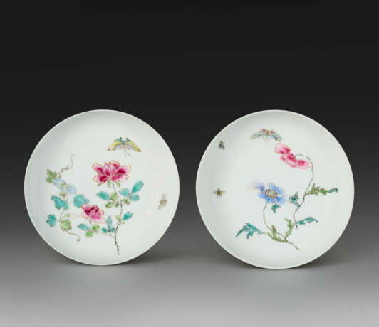 A PAIR OF FAMILLE ROSE `BUTTERFLY AND FLOWER` DISHES - Foto 1