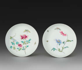 A PAIR OF FAMILLE ROSE &#39;BUTTERFLY AND FLOWER&#39; DISHES
