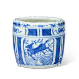 A BLUE AND WHITE CYLINDRICAL TRIPOD CENSER - фото 2