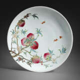 A LARGE FAMILLE ROSE `PEACH AND BAT` CHARGER - Foto 1
