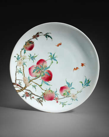 A LARGE FAMILLE ROSE `PEACH AND BAT` CHARGER - Foto 1
