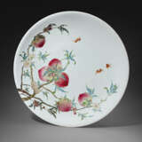 A LARGE FAMILLE ROSE `PEACH AND BAT` CHARGER - Foto 2