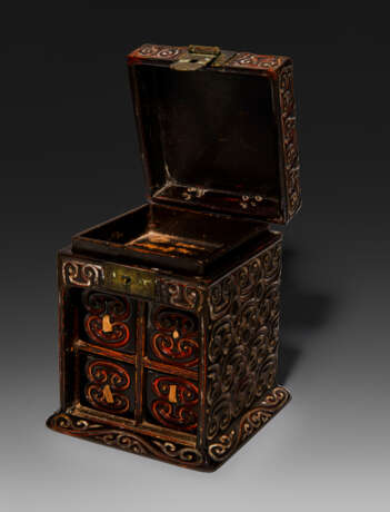 A RARE GURI LACQUER SEAL CHEST - Foto 5