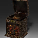 A RARE GURI LACQUER SEAL CHEST - Foto 5