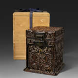 A RARE GURI LACQUER SEAL CHEST - Foto 8