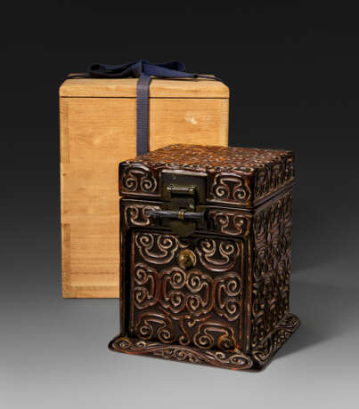 A RARE GURI LACQUER SEAL CHEST - Foto 8