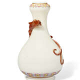 AN UNUSUAL FAMILLE ROSE-AND-IRON-RED-DECORATED DEHUA `CHILONG` `GARLIC-MOUTH` VASE - Foto 1
