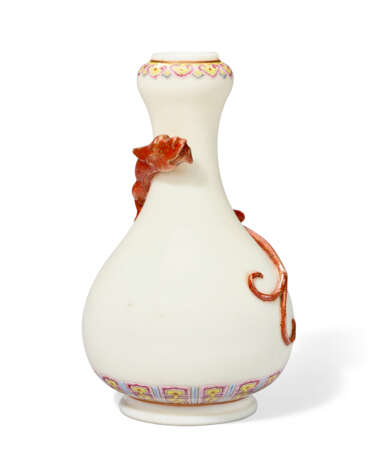 AN UNUSUAL FAMILLE ROSE-AND-IRON-RED-DECORATED DEHUA `CHILONG` `GARLIC-MOUTH` VASE - Foto 1
