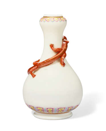 AN UNUSUAL FAMILLE ROSE-AND-IRON-RED-DECORATED DEHUA `CHILONG` `GARLIC-MOUTH` VASE - Foto 2