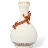 AN UNUSUAL FAMILLE ROSE-AND-IRON-RED-DECORATED DEHUA `CHILONG` `GARLIC-MOUTH` VASE - Foto 2