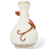 AN UNUSUAL FAMILLE ROSE-AND-IRON-RED-DECORATED DEHUA `CHILONG` `GARLIC-MOUTH` VASE - Foto 3