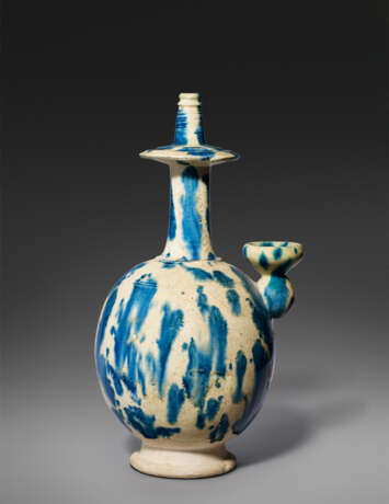 A RARE BLUE-SPLASHED STRAW-GLAZED POTTERY KUNDIKA - фото 1