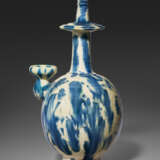 A RARE BLUE-SPLASHED STRAW-GLAZED POTTERY KUNDIKA - фото 2