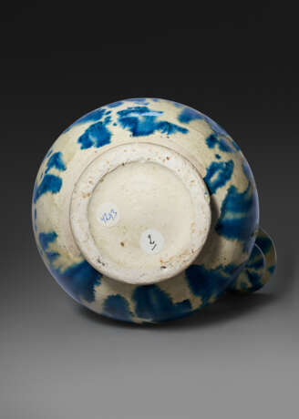 A RARE BLUE-SPLASHED STRAW-GLAZED POTTERY KUNDIKA - фото 5