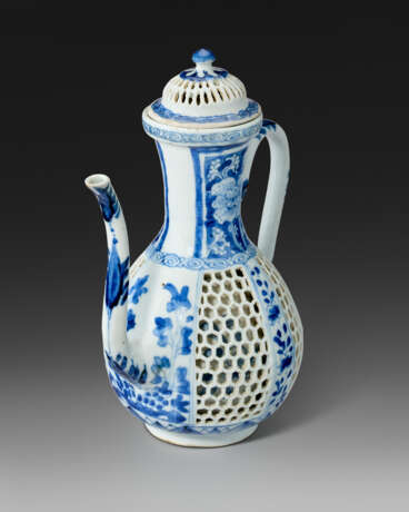 A RETICULATED DOUBLE-WALLED BLUE AND WHITE EWER AND COVER - фото 2