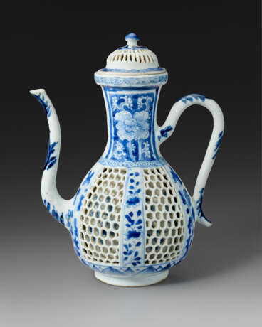 A RETICULATED DOUBLE-WALLED BLUE AND WHITE EWER AND COVER - фото 3