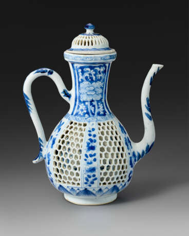 A RETICULATED DOUBLE-WALLED BLUE AND WHITE EWER AND COVER - фото 4