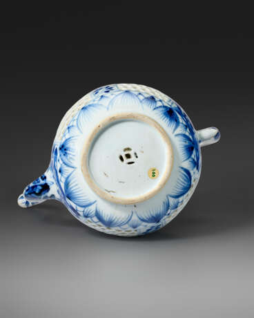A RETICULATED DOUBLE-WALLED BLUE AND WHITE EWER AND COVER - фото 5