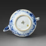A RETICULATED DOUBLE-WALLED BLUE AND WHITE EWER AND COVER - фото 5