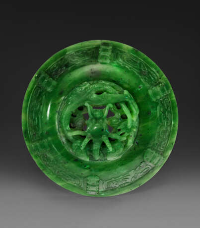 AN ARCHAISTIC SPINACH-GREEN JADE TRIPOD CENSER AND COVER - photo 3