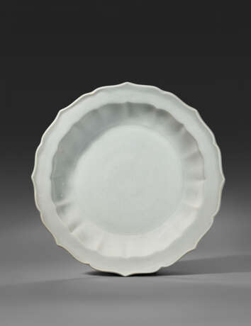 A VERY RARE AND SUPERB INCISED TIANBAI-GLAZED BARBED `GRAPEVINE` DISH - фото 1