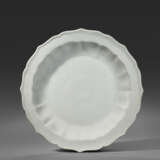 A VERY RARE AND SUPERB INCISED TIANBAI-GLAZED BARBED `GRAPEVINE` DISH - фото 1