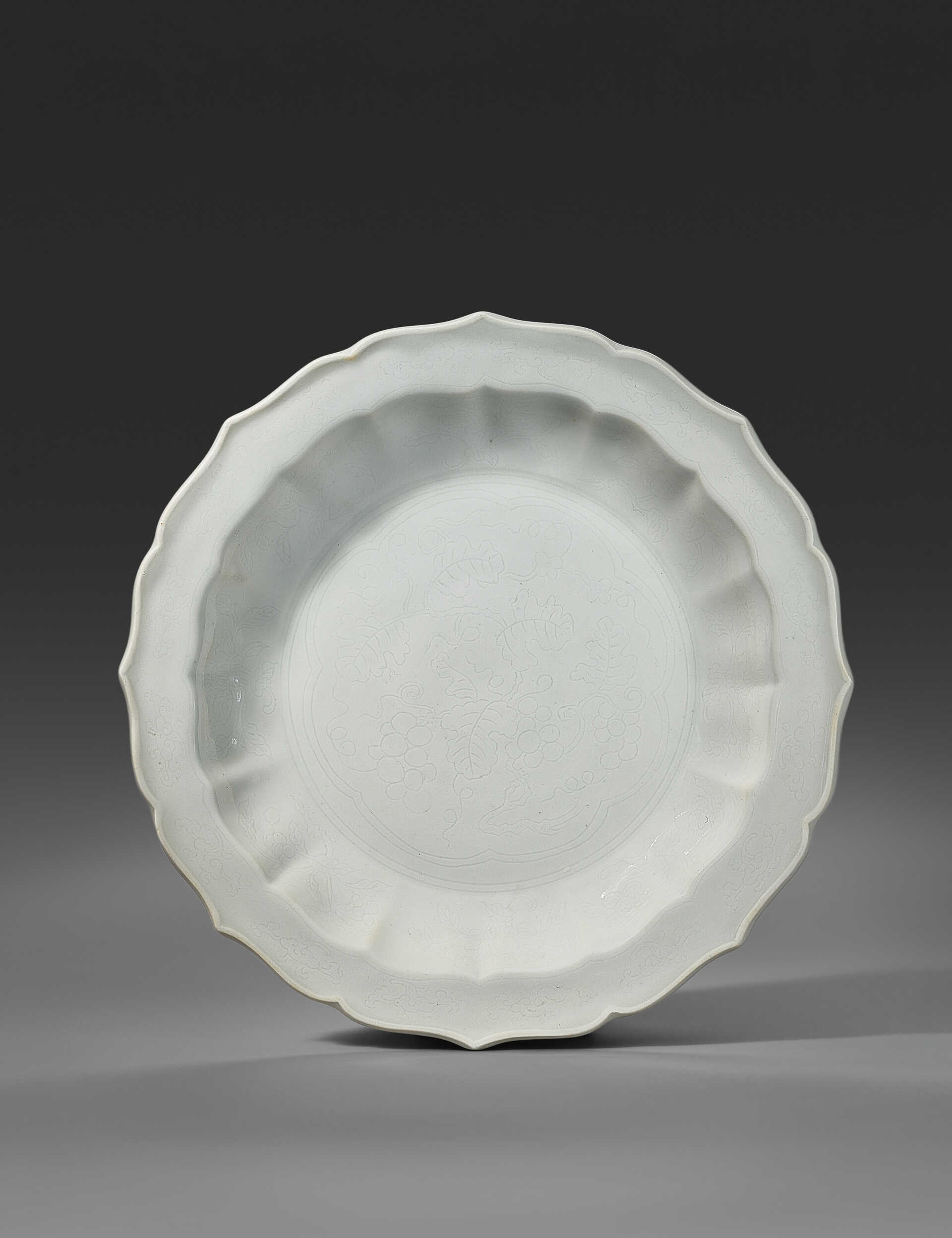 A VERY RARE AND SUPERB INCISED TIANBAI-GLAZED BARBED 'GRAPEVINE' DISH A VERY RARE AND SUPERB INCISED TIANBAI-GLAZED BARBED 'GRAPEVINE' DISH
