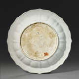 A VERY RARE AND SUPERB INCISED TIANBAI-GLAZED BARBED `GRAPEVINE` DISH - фото 2