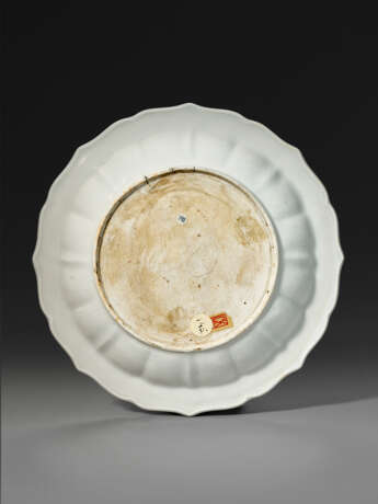 A VERY RARE AND SUPERB INCISED TIANBAI-GLAZED BARBED `GRAPEVINE` DISH - фото 2