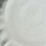 A VERY RARE AND SUPERB INCISED TIANBAI-GLAZED BARBED `GRAPEVINE` DISH - фото 3