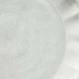 A VERY RARE AND SUPERB INCISED TIANBAI-GLAZED BARBED `GRAPEVINE` DISH - фото 4