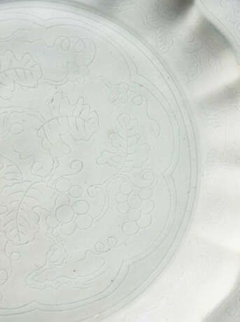 A VERY RARE AND SUPERB INCISED TIANBAI-GLAZED BARBED `GRAPEVINE` DISH - фото 4