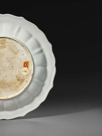 A VERY RARE AND SUPERB INCISED TIANBAI-GLAZED BARBED `GRAPEVINE` DISH - фото 5