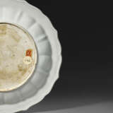 A VERY RARE AND SUPERB INCISED TIANBAI-GLAZED BARBED `GRAPEVINE` DISH - фото 5