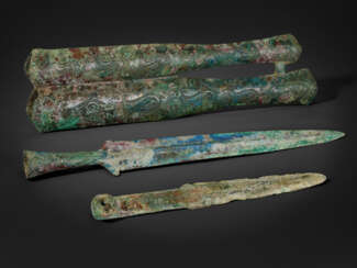 A RARE BRONZE DOUBLE SCABBARD WITH TWO WEAPONS