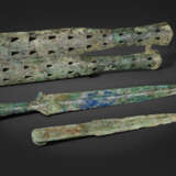A RARE BRONZE DOUBLE SCABBARD WITH TWO WEAPONS - Foto 2