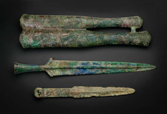 A RARE BRONZE DOUBLE SCABBARD WITH TWO WEAPONS - Foto 5