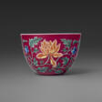 AN EXCEPTIONALLY RARE IMPERIAL RUBY RED-GROUND FALANGCAI ‘INDIAN LOTUS’ WINE CUP - Maintenant aux enchères